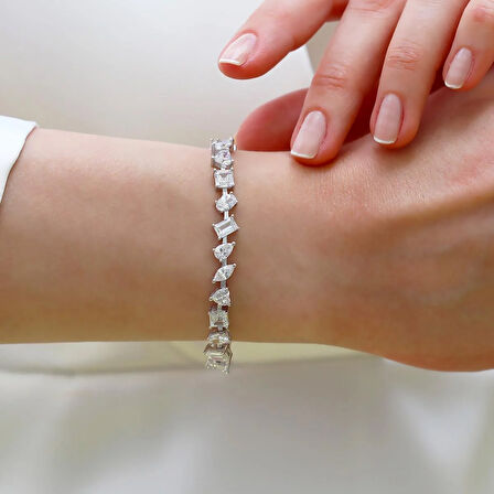 Zirkon Taşlı Kalpli Figürlü Gümüş Bileklik