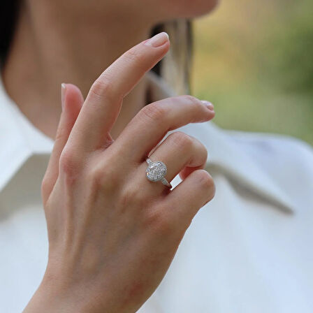 Zirkon Taşlı Oval Gümüş Yüzük