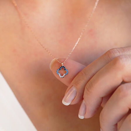 Mini Yonca Figürlü Rose Gold Kaplama Mavi Zirkon Taşlı Gümüş Kolye