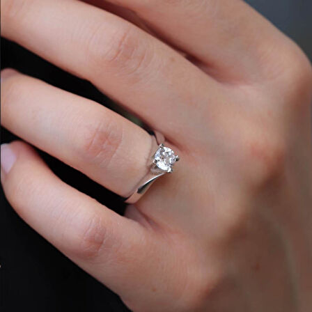 Starlight Diamond Çapraz Yuvarlak Kesim Pırlanta Montür Gümüş Tek Taş Yüzük
