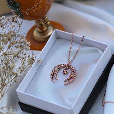 Hilal Çerçeveli Renkli Zirkon Taşlı Rose Gold Kaplama Gümüş Kolye