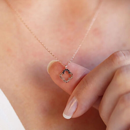 Mini Yonca Figürlü Rose Gold Kaplama Zirkon Taşlı Gümüş Kolye