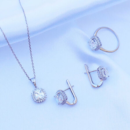 Etrafı Pırıltılı Taşlarla Çevrili Kare Montür Sky Diamond Gümüş Set