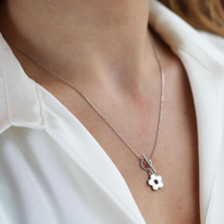 Sedef Çiçekli Önden Kilitli Gümüş Kolye