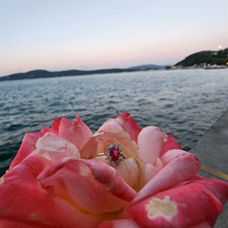 1,05 CT Yakut 0,30 CT Pırlanta (Signty) Taşlı Anturajlı Vintage Tasarım Modern 925 Ayar Gümüş Yüzük