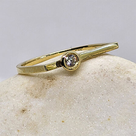 Gümüş Yüzük - 0.25CT Pırlanta Montörü (Swarovski) Taşlı Kare Kol Tasarım 925 Ayar Gümüş Tektaş Yüzük