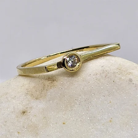 Gümüş Yüzük - 0.25CT Pırlanta Montörü (Swarovski) Taşlı Kare Kol Tasarım 925 Ayar Gümüş Tektaş Yüzük