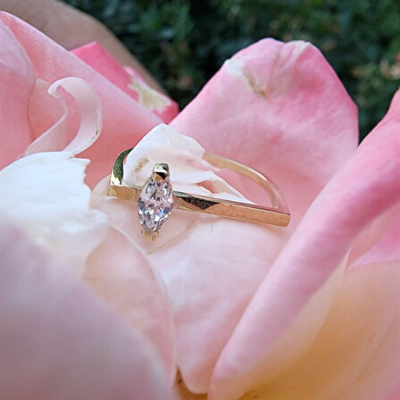 Gümüş Yüzük - 0.40 CT Mekik Taşlı Pırlanta (Swarovski) Taşlı Kare Kol Tasarım 925 Ayar Gümüş Yüzük