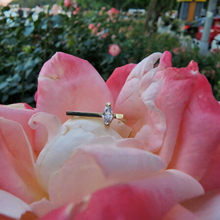 Gümüş Yüzük - 0.40 CT Mekik Taşlı Pırlanta (Swarovski) Taşlı Kare Kol Tasarım 925 Ayar Gümüş Yüzük