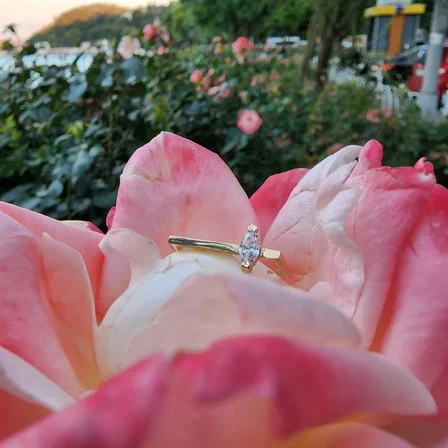 Gümüş Yüzük - 0.40 CT Mekik Taşlı Pırlanta (Swarovski) Taşlı Kare Kol Tasarım 925 Ayar Gümüş Yüzük