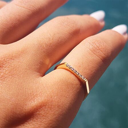 Altıgen Sıra Çizgi Signity Swarovski Taşlı 14 Ayar Altın Alyans