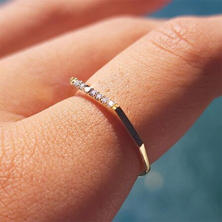 Altıgen Sıra Çizgi Signity Swarovski Taşlı 14 Ayar Altın Alyans