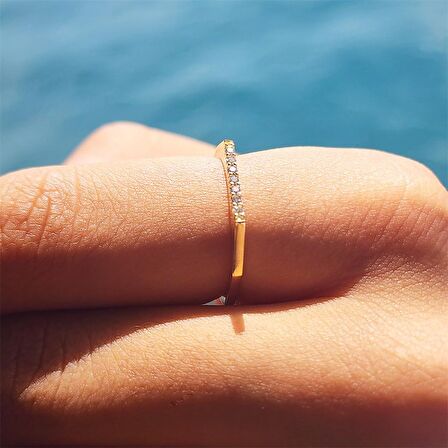 Altıgen Sıra Çizgi Signity Swarovski Taşlı 14 Ayar Altın Alyans