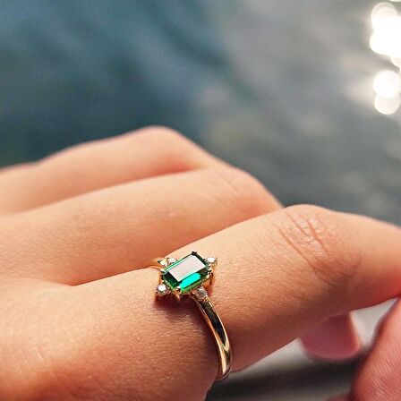 Octagon Kesim Zümrüt Taşlı 0.95 Karat Pırlanta Montorü Şık 14 Ayar Altın Yüzük