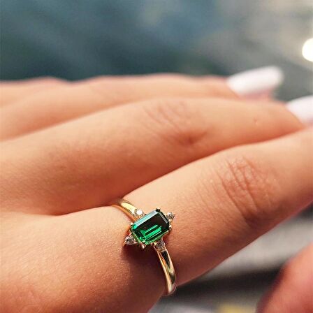 Octagon Kesim Zümrüt Taşlı 0.95 Karat Pırlanta Montorü Şık 14 Ayar Altın Yüzük