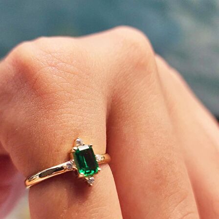 Octagon Kesim Zümrüt Taşlı 0.95 Karat Pırlanta Montorü Şık 14 Ayar Altın Yüzük