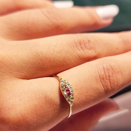 Minimal Mekik Signity Swaroski Ruby Taşlı Fantezi Şans 14 Ayar Altın Tasarım Yüzük