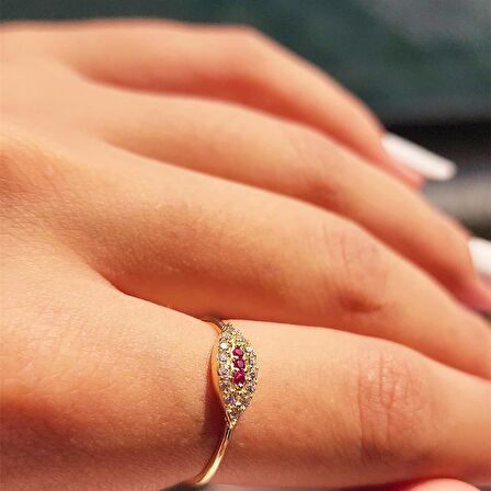 Minimal Mekik Signity Swaroski Ruby Taşlı Fantezi Şans 14 Ayar Altın Tasarım Yüzük