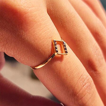 Dörtgen Black Taşlı Minimal Tasarım Altın-Tarz Estetik Hediye Minimal Estetik 14 Ayar Altın Yüzük