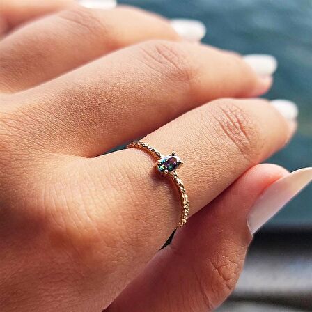 Minimal Oval Mistik Topaz Taşlı Altın Yüzük-Oval Taşlı 14 Ayar Tek Taş Altın Yüzük