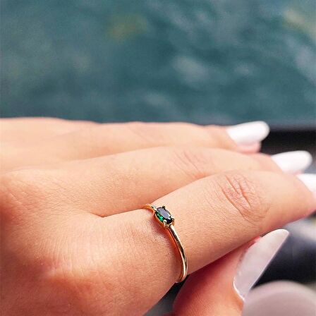 Oval Tek Taş Minimal Altın Yüzük-0.30 Karat Oval Pırlanta Montörü Zümrüt Yeşili 14 Ayar Altın Yüzük