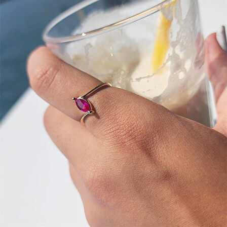 Gümüş Yüzük - 0.60 Karat Mekik Ruby Taşlı Es Pırlanta Montörü 925 Ayar Gümüş Evlilik Teklifi Yüzüğü