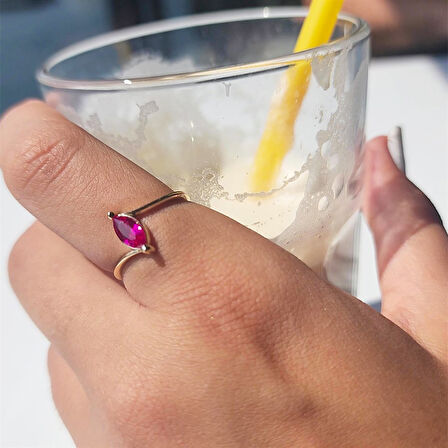 Gümüş Yüzük - 0.60 Karat Mekik Ruby Taşlı Es Pırlanta Montörü 925 Ayar Gümüş Evlilik Teklifi Yüzüğü