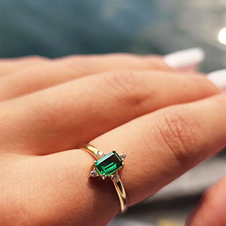 Octagon Kesim Zümrüt Taşlı 0.95 Karat Pırlanta Montorü Şık 925 Ayar Gümüş Yüzük