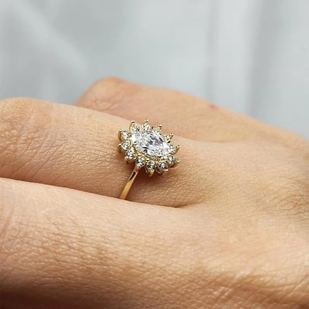Gümüş Yüzük - 1.10 Karat Oval 0.24 Karat Swarovski Taşlı Anturajlı 925 Ayar Gümüş Hediyelik Yüzük