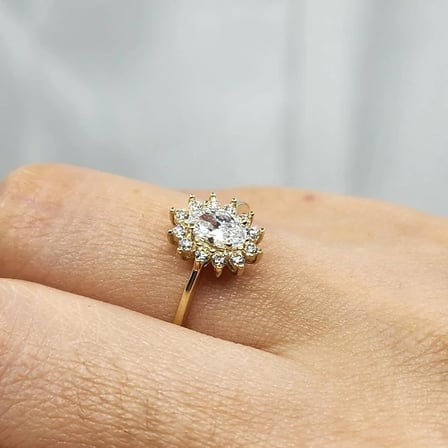 Gümüş Yüzük - 1.10 Karat Oval 0.24 Karat Swarovski Taşlı Anturajlı 925 Ayar Gümüş Hediyelik Yüzük