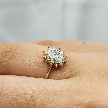 Gümüş Yüzük - 1.10 Karat Oval 0.24 Karat Swarovski Taşlı Anturajlı 925 Ayar Gümüş Hediyelik Yüzük