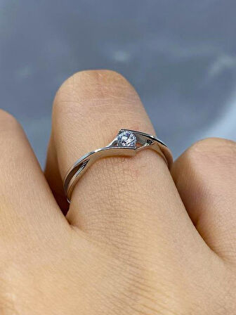 Tektaş Altın Yüzük - 8 Ayar Altın Sonsuzluk 0.50 Karat Zirkon Taşlı Minimal Tek Taş Yüzük