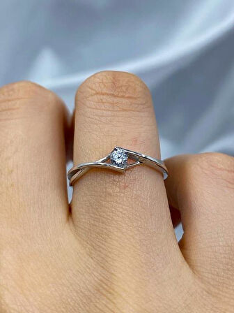 Tektaş Altın Yüzük - 8 Ayar Altın Sonsuzluk 0.50 Karat Zirkon Taşlı Minimal Tek Taş Yüzük