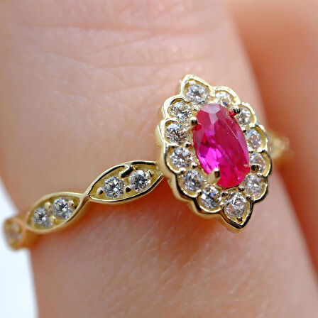 Oval Ruby Taşlı Yanları Zirkon Taşlarla Süslemeli Işıltılı 14 Ayar Altın Kadın Yüzük 