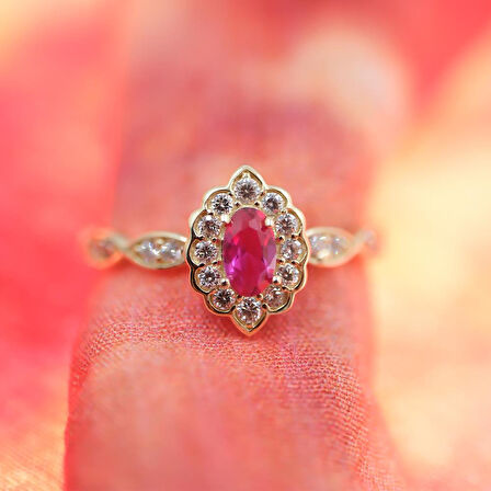 Oval Ruby Taşlı Yanları Zirkon Taşlarla Süslemeli Işıltılı 14 Ayar Altın Kadın Yüzük 