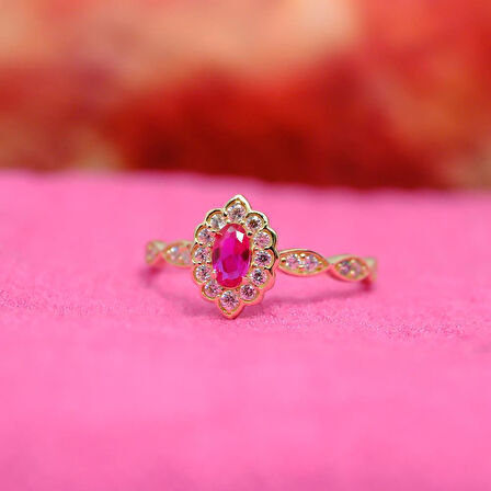 Oval Ruby Taşlı Yanları Zirkon Taşlarla Süslemeli Işıltılı 14 Ayar Altın Kadın Yüzük 