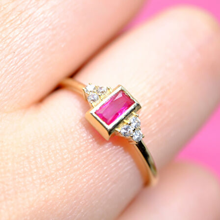 Baget Kesim Pembe Safir Yan Zirkon Taşlı Modern Tasarım 14 Ayar Altın Yüzük Tektaş Günlük-Hediyelik