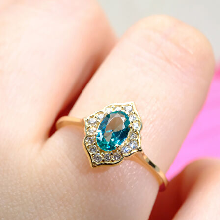Mavi Topaz Oval Kesim Yan Zirkon Taşlı Modern Tasarım 14 Ayar Altın Yüzük Tektaş Günlük-Hediyelik