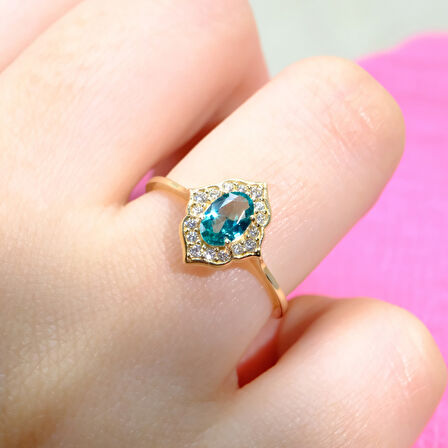 Mavi Topaz Oval Kesim Yan Zirkon Taşlı Modern Tasarım 14 Ayar Altın Yüzük Tektaş Günlük-Hediyelik