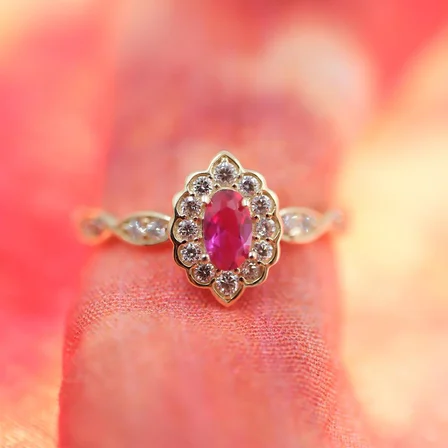 Oval Ruby Taşlı Yanları Zirkon Taşlarla Süslemeli Işıltılı 925 Ayar Gümüş Kadın Yüzük 
