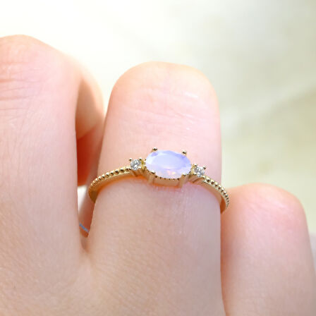 Oval Kesim Kuvars Taşı Yan Zirkon Taşlı Modern Tasarım 925 Ayar Gümüş Yüzük Tektaş Günlük-Hediyelik