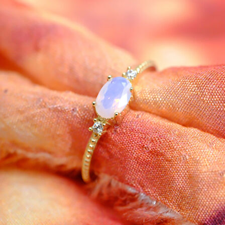 Oval Kesim Kuvars Taşı Yan Zirkon Taşlı Modern Tasarım 925 Ayar Gümüş Yüzük Tektaş Günlük-Hediyelik