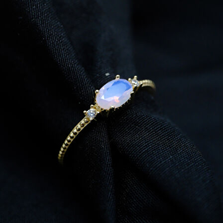 Oval Kesim Kuvars Taşı Yan Zirkon Taşlı Modern Tasarım 925 Ayar Gümüş Yüzük Tektaş Günlük-Hediyelik