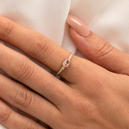 Gümüş Yüzük - Oval Kesim Morganit Taşlı Yan Zirkon Taşlarla Süslenmiş 925 Ayar Gümüş Yüzük