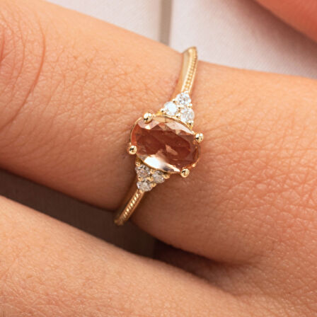 Altın Yüzük - 0.10 Karat Pırlanta Taşlı Oval Kesim Zultanit Taşlı Modern Tasarım 14 Ayar Altın Yüzük