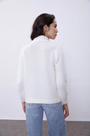 Ekru Yarım Balıkçı Yaka Örgü Desenli Triko Kazak SWK4361EK 