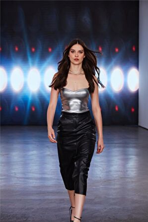 Siyah Deri Görünümlü Cep Detaylı Midi Etek