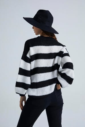 Kadın Siyah Ekru Çizgili Yumuşak Dokulu Bisiklet Yaka Oversize Kazak SWK4104SE