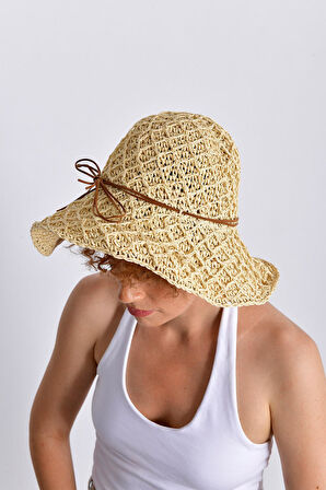 Doğal Tonlarda Geniş Kenarlı Rafya Şapka