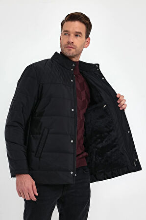 Erkek Siyah Standart Fit Normal Kesim İçi Kürklü Dik Yaka Çıtçıt Detaylı Fermuarlı Kışlık Mont